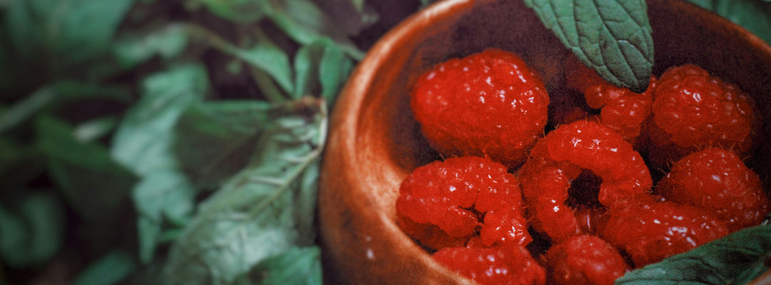  Ripe raspberries in a bowl